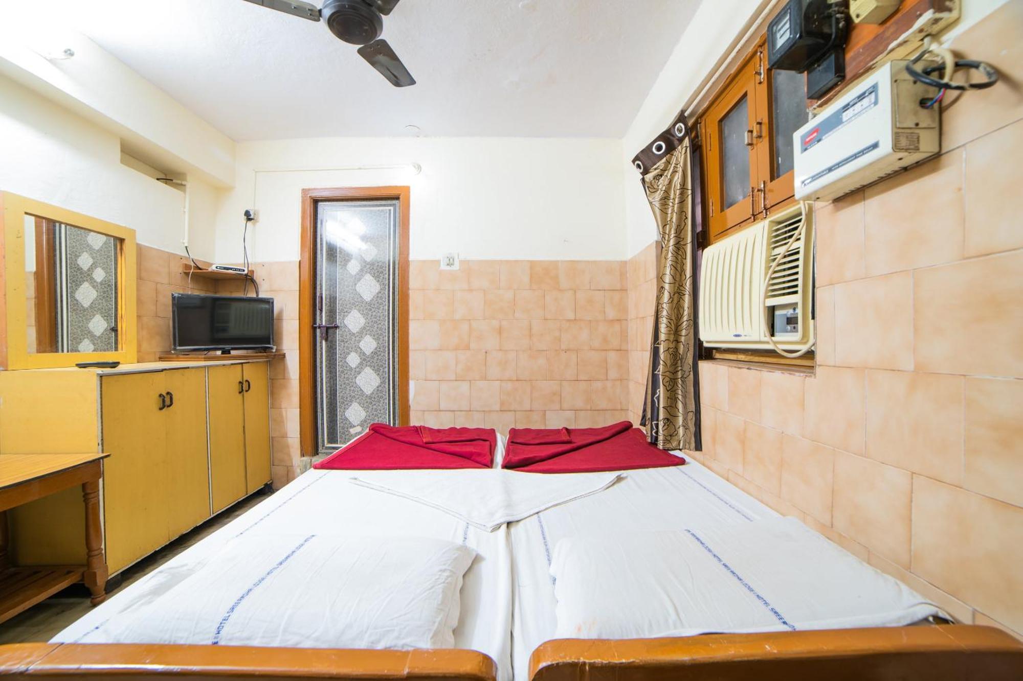 Hotel O Sree Radha Lodge Near Snow World Secunderabad Bagian luar foto