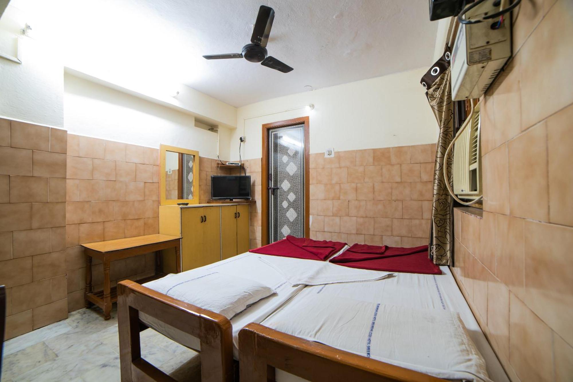 Hotel O Sree Radha Lodge Near Snow World Secunderabad Bagian luar foto