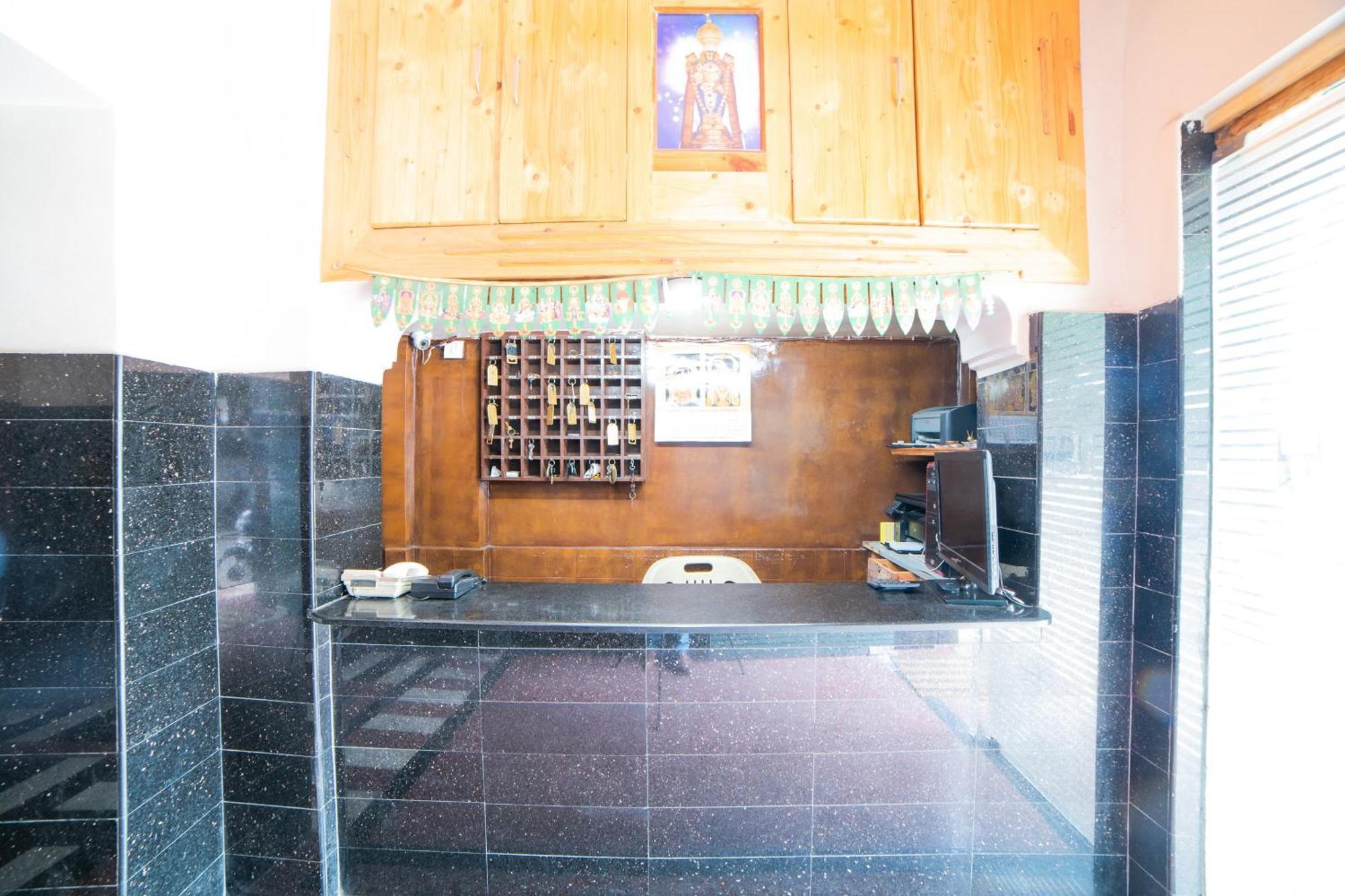 Hotel O Sree Radha Lodge Near Snow World Secunderabad Bagian luar foto