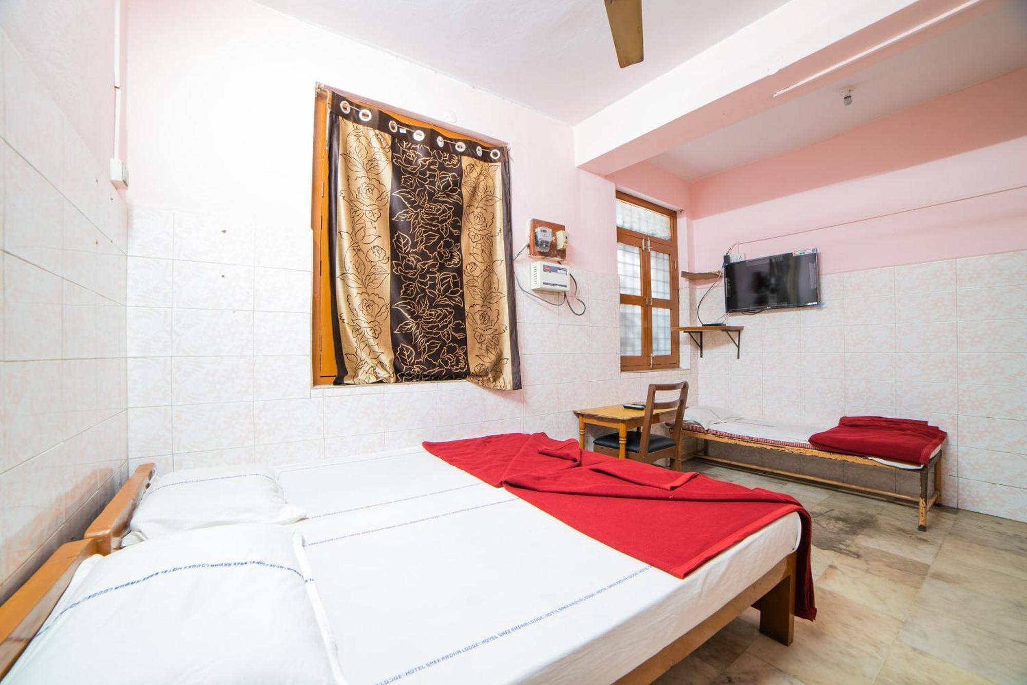 Hotel O Sree Radha Lodge Near Snow World Secunderabad Bagian luar foto